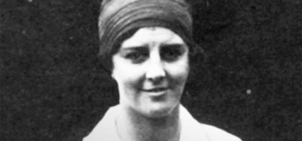 Photo: https://www.tennisfame.com/hall-of-famers/inductees/daphne-akhurst/