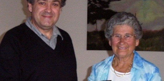 Cr Bill Carney, Mayor of Strathfield presenting Doreen Rich with a certificate of service in 2004